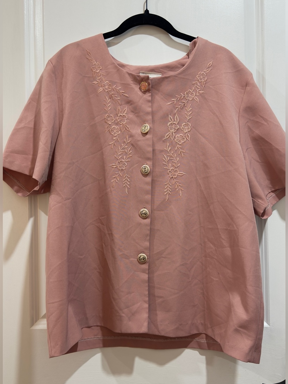 Stunning Vintage Blush Pink Blouse w Embroidered Floral Design & Anchor Buttons